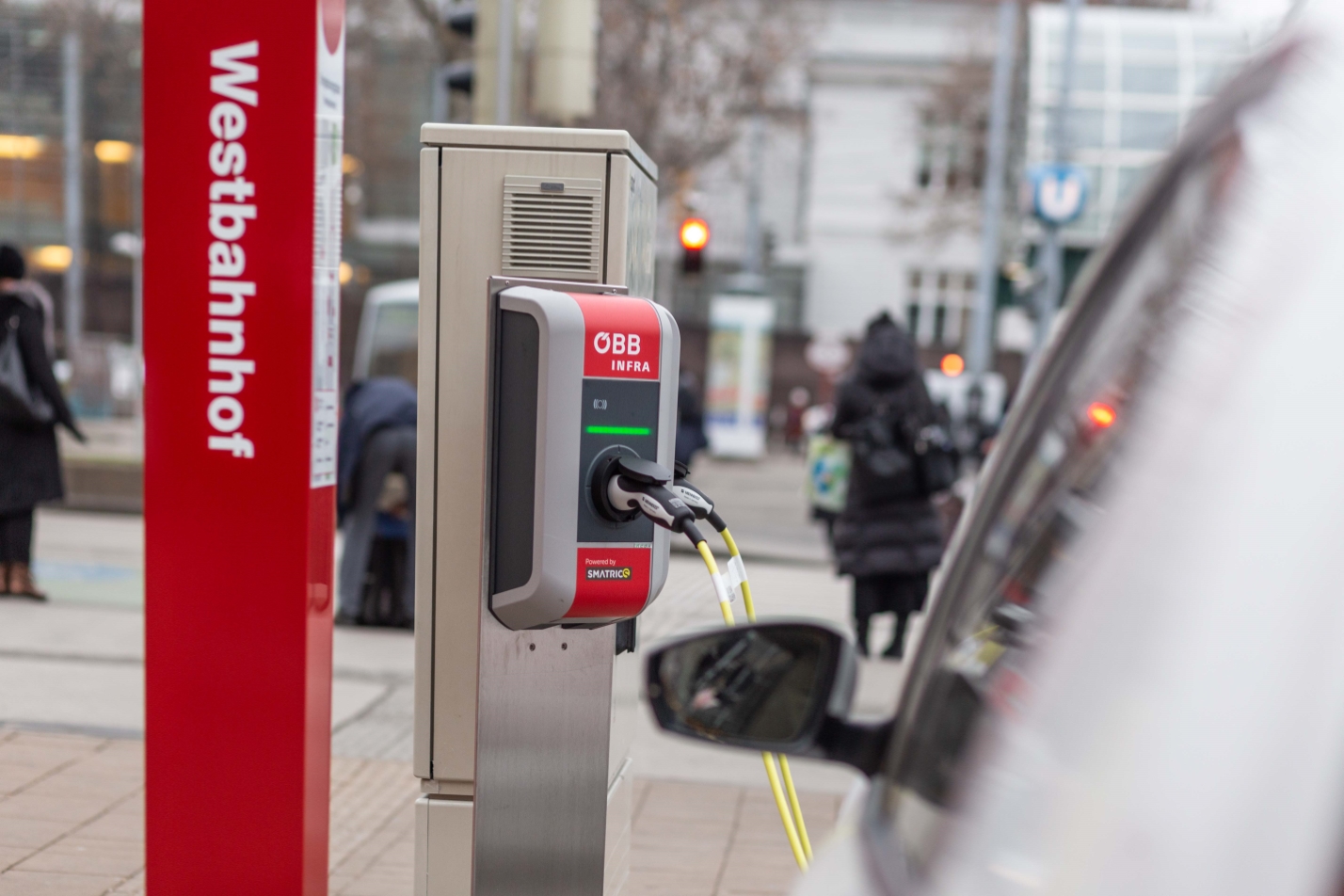 Am Standort Westbahnhof werden Öffis, Citybikes, E-Scooter, Radabstellboxen und das OEBB-Carsharing angeboten.