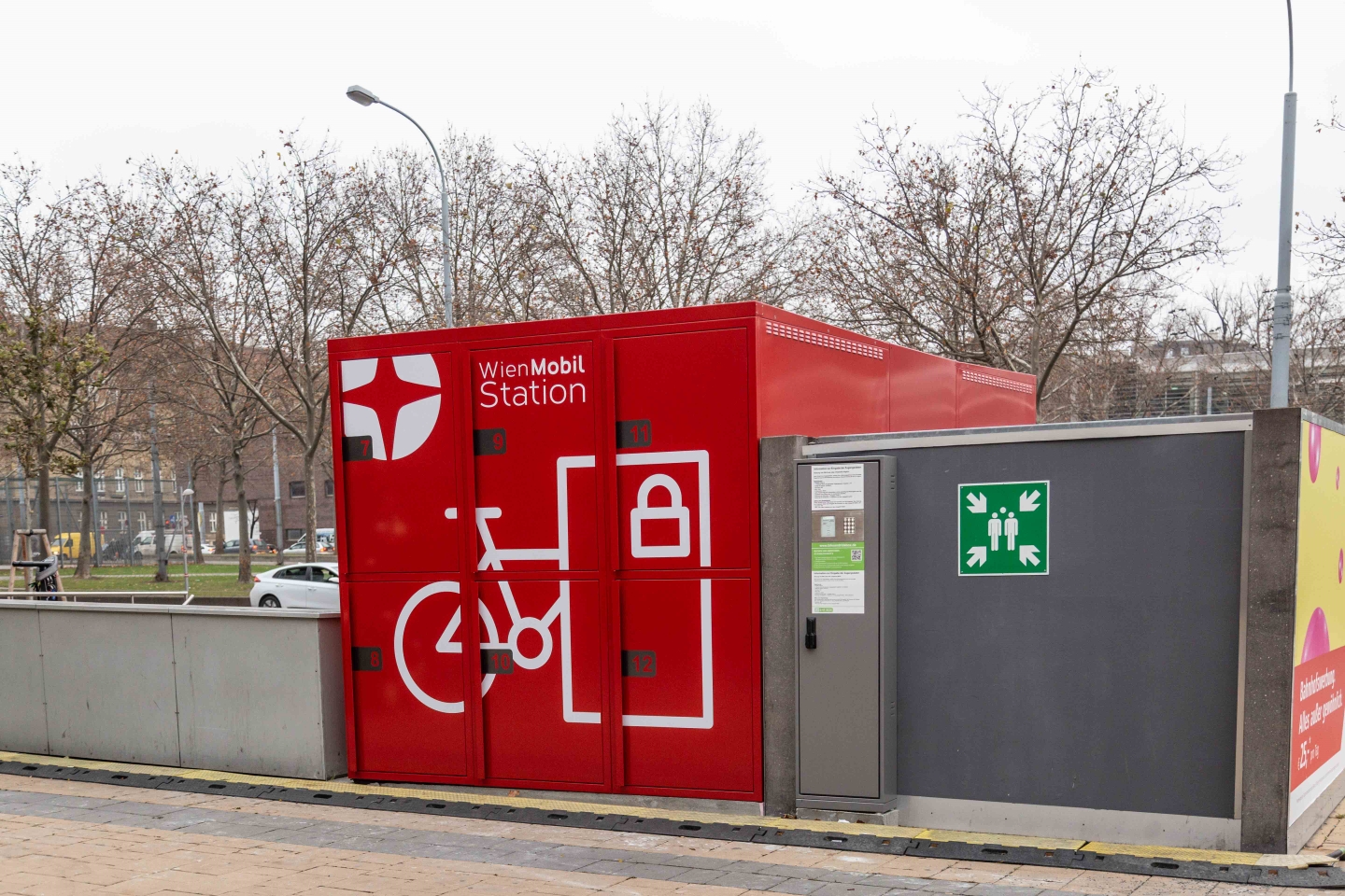 Am Standort Westbahnhof werden Öffis, Citybikes, E-Scooter, Radabstellboxen und das OEBB-Carsharing angeboten.