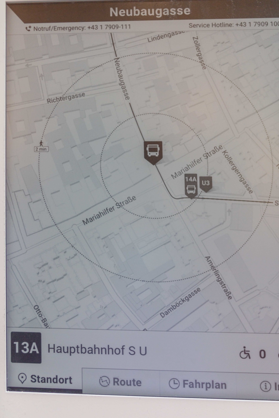 Die neuen Haltestellentafeln wurden installiert.