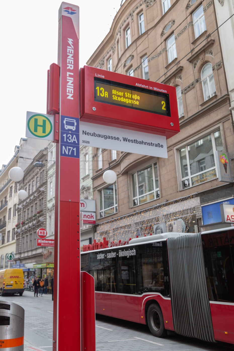 Die neuen Haltestellentafeln wurden installiert.