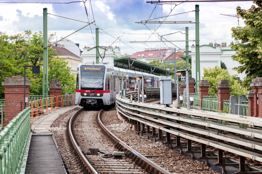 U6 auf Stadtbahnbögen in Fahrtrichtung Floridsdorf