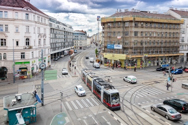 Straßenbahn Linie 38 auf der Kreuzung Nußdorfer Straße