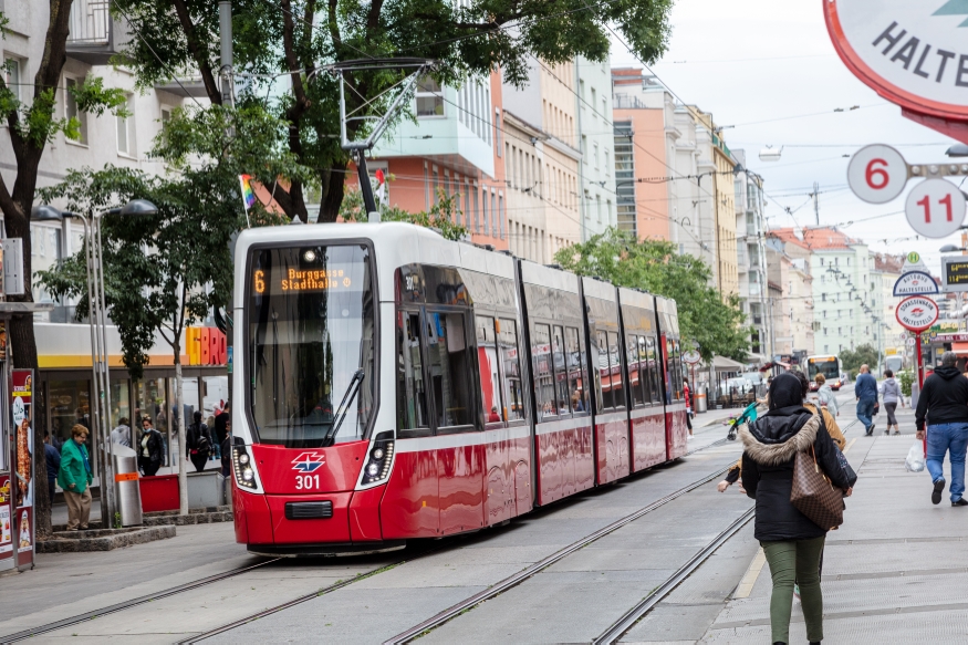 Straßenbahn Flexity als Linie 6 bei der Kreuzung Favoritenstraße/Quellenstraße unterwegs