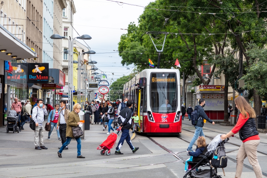 Straßenbahn Flexity als Linie 6 bei der Kreuzung Favoritenstraße/Quellenstraße unterwegs