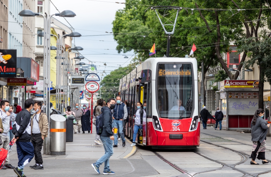 Straßenbahn Flexity als Linie 6 bei der Kreuzung Favoritenstraße/Quellenstraße unterwegs