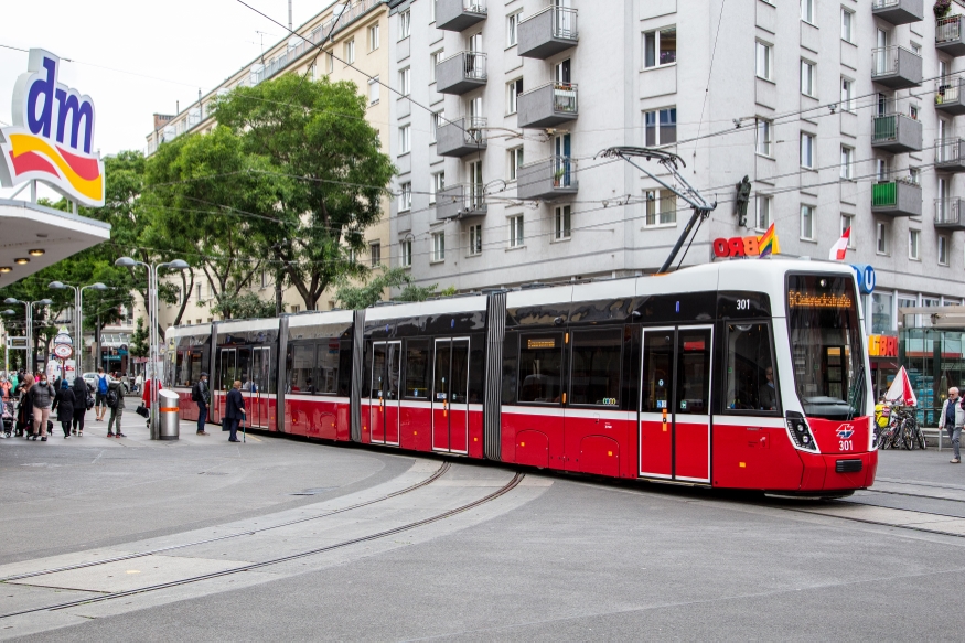 Straßenbahn Flexity als Linie 6 bei der Kreuzung Favoritenstraße/Quellenstraße unterwegs