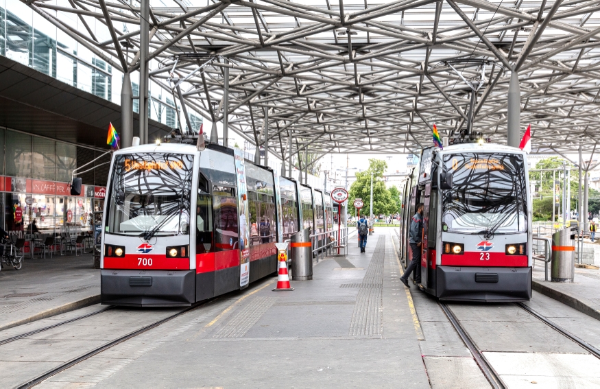 Linie O und 5 in der Haltestelle am Praterstern