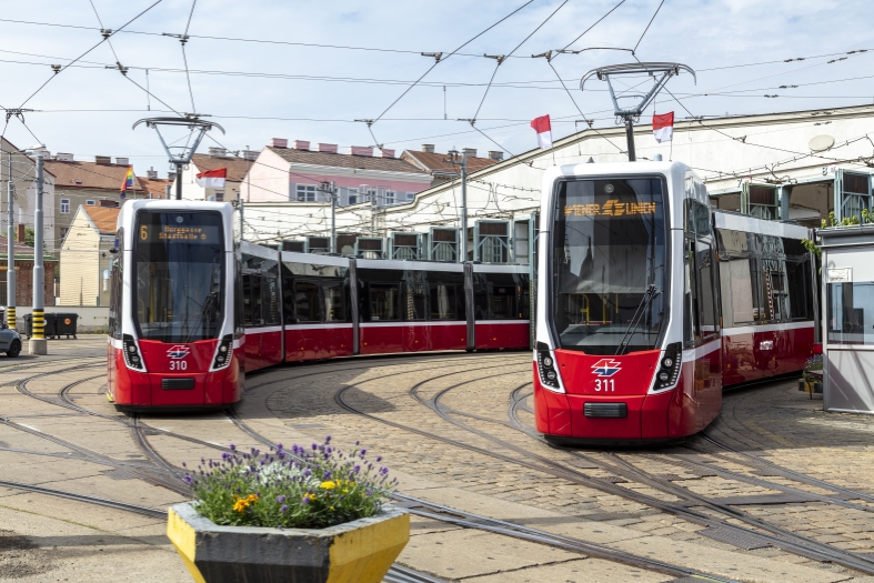 Straßenbahn Flexity Linie 6 am Bahnhof