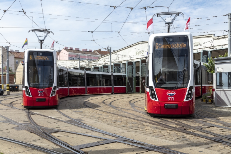 Straßenbahn Flexity Linie 6 am Bahnhof