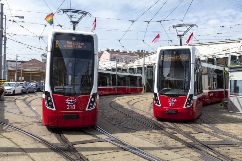 Straßenbahn Flexity Linie 6 am Bahnhof