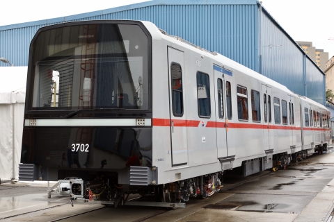 Der neue X-Wagen steht am U-Bahn-Bahnhof Erdberg