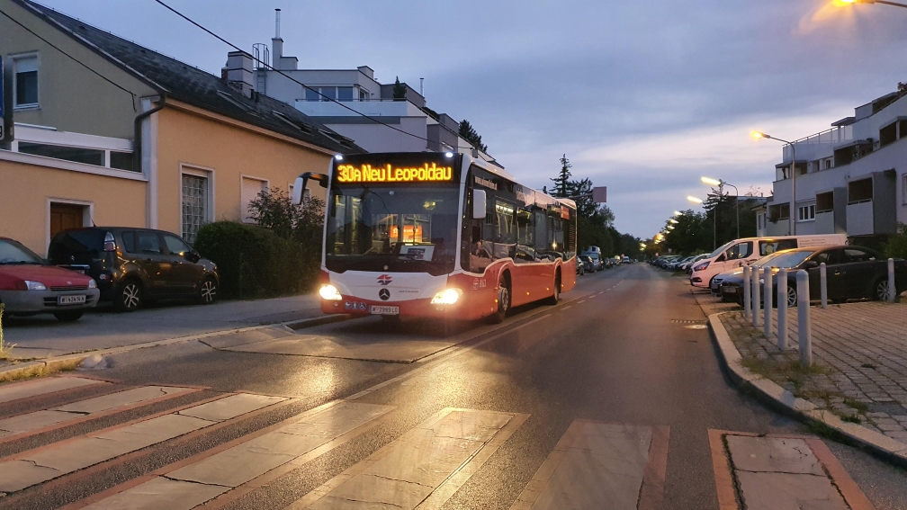 Linie 30A in Richtung Leopoldau unterwegs