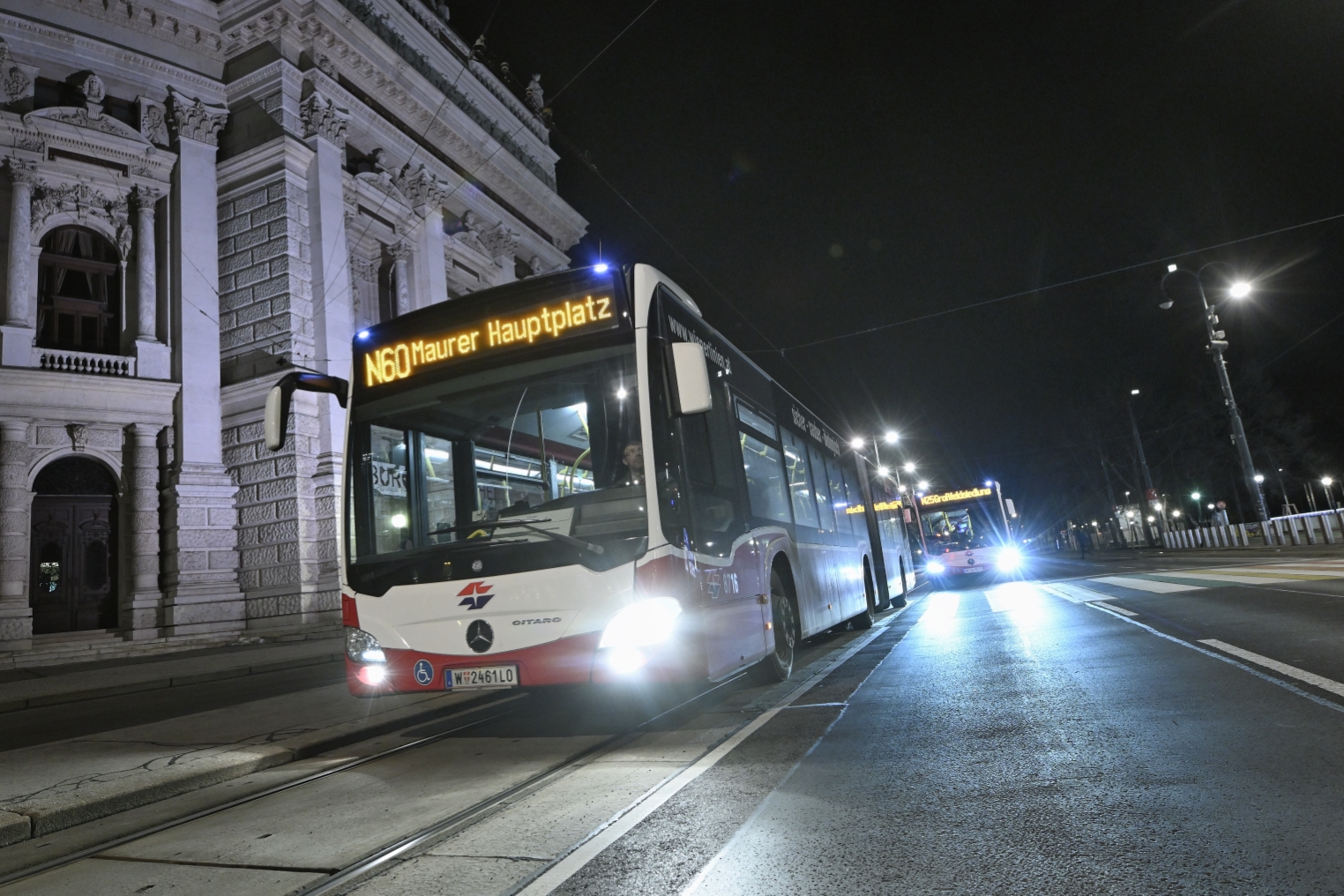 Nachtbus der Wiener Linien beim Burgtheater