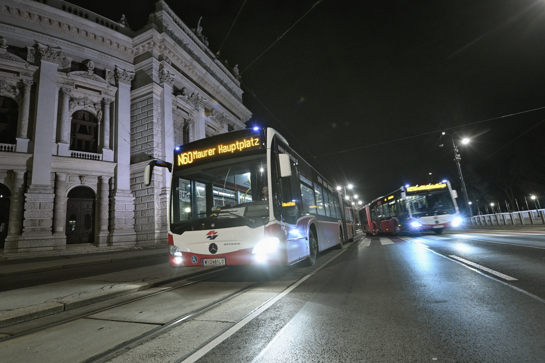 Nachtbus der Wiener Linien beim Burgtheater