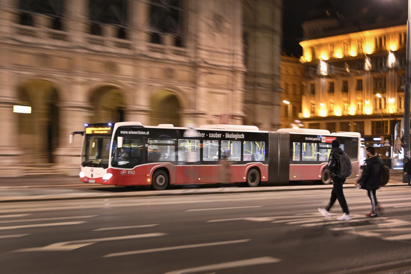 Nachtbus der Wiener Linien bei der Oper