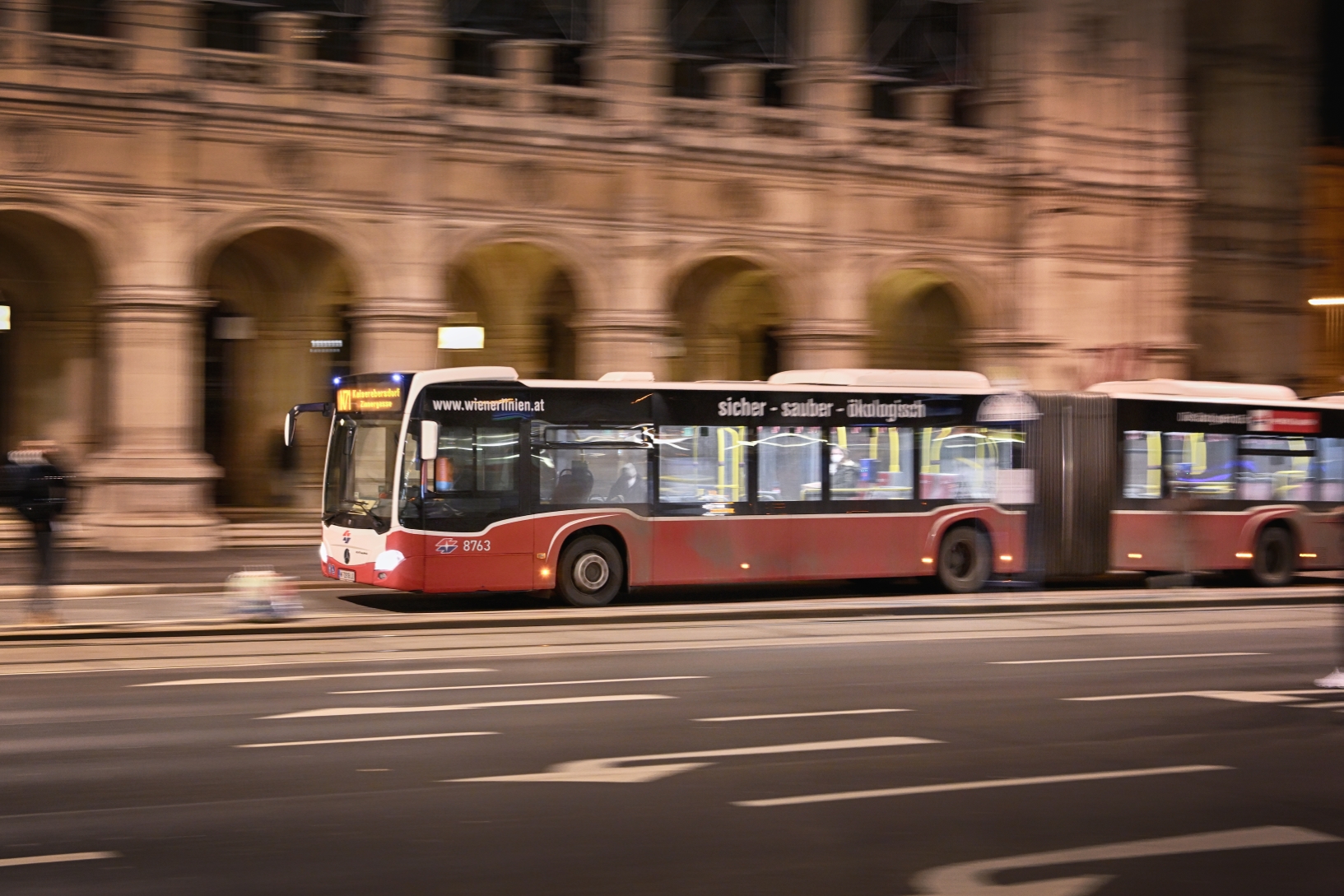 Nachtbus der Wiener Linien bei der Oper