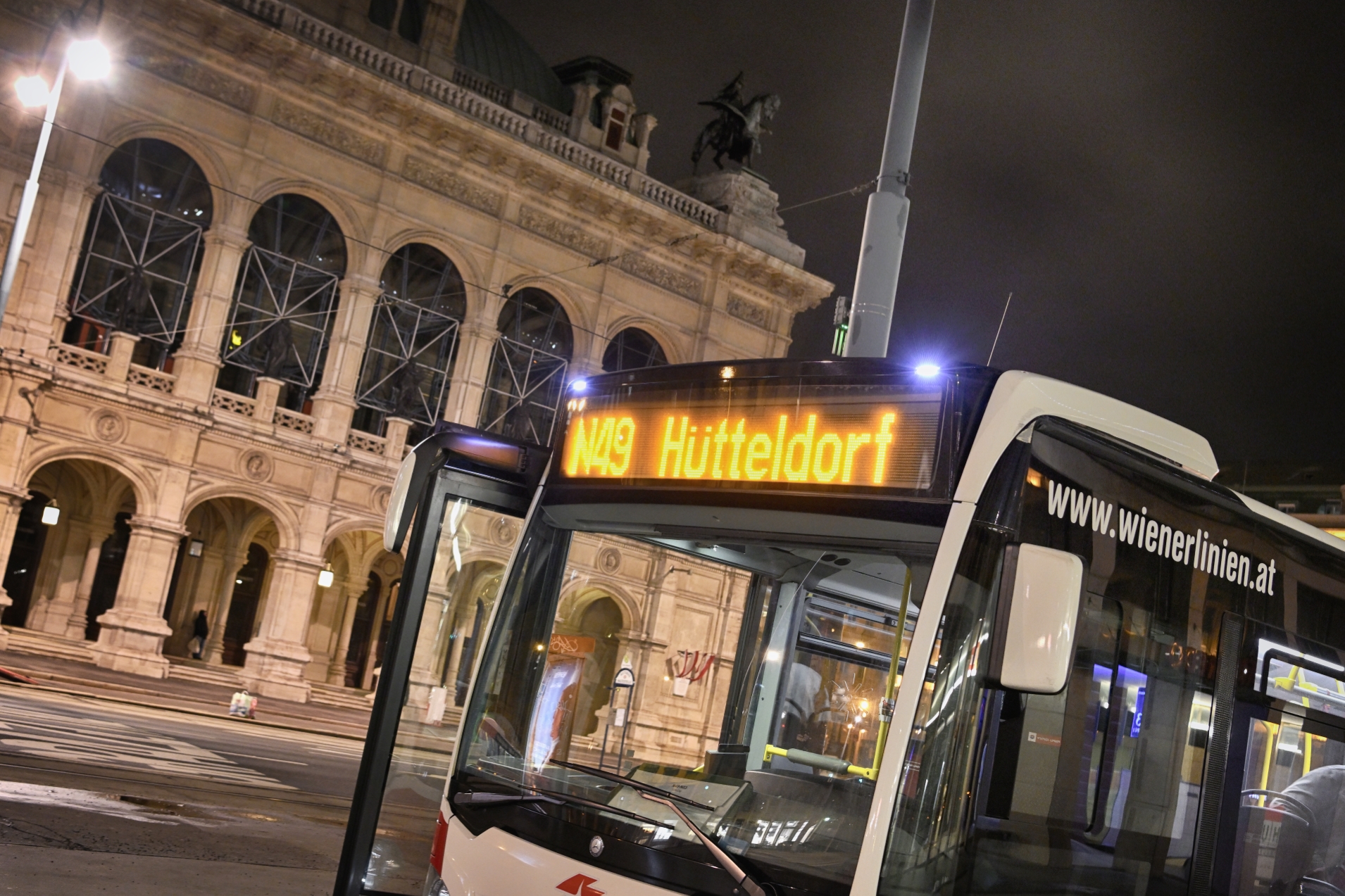 Nachtbus der Wiener Linien bei der Oper