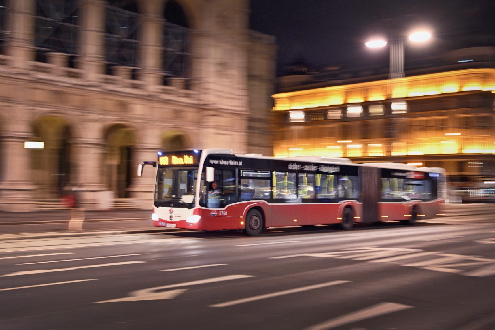 Nachtbus der Wiener Linien bei der Oper