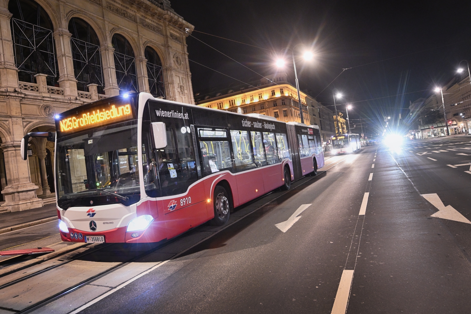 Nachtbus der Wiener Linien bei der Oper