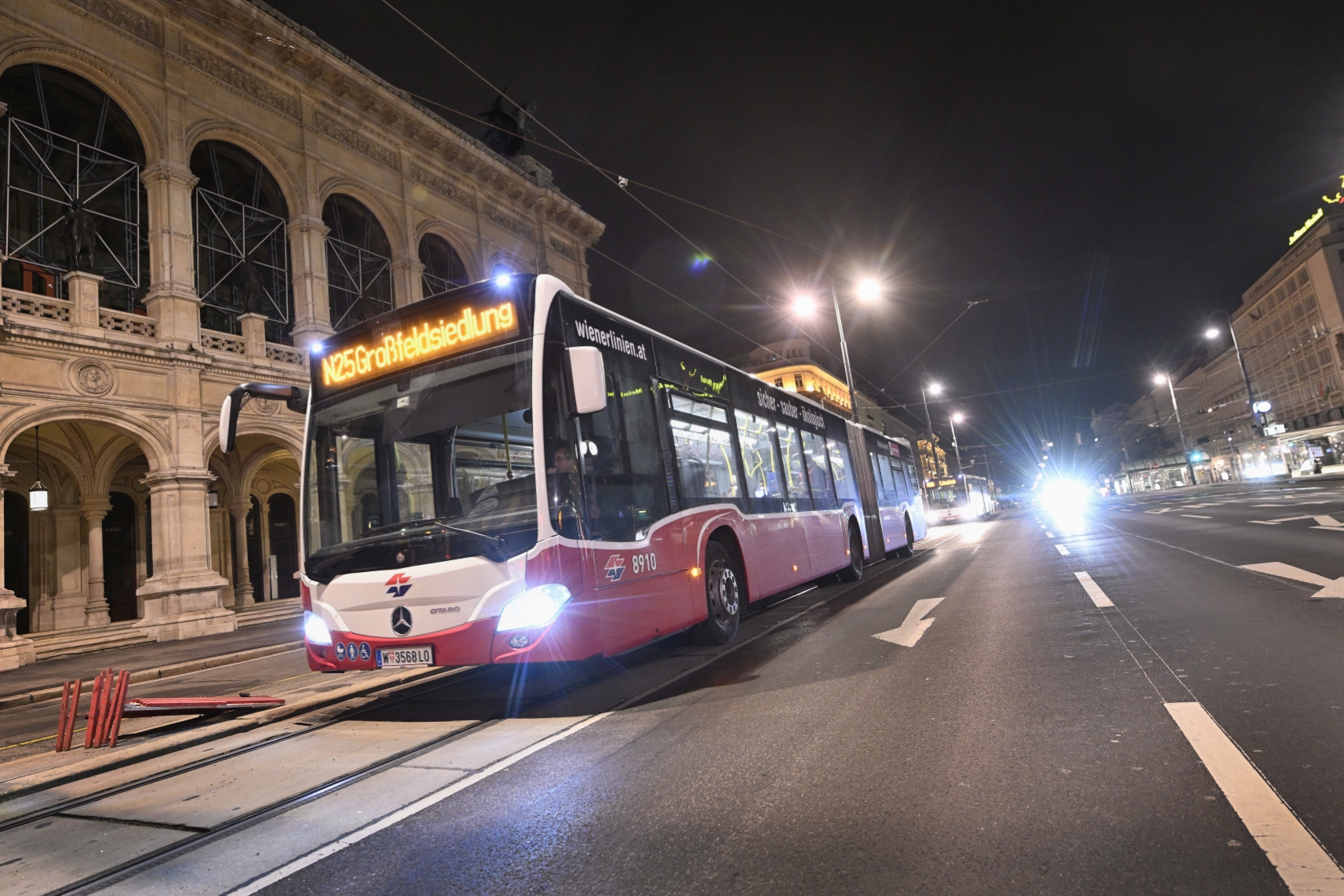 Nachtbus der Wiener Linien bei der Oper