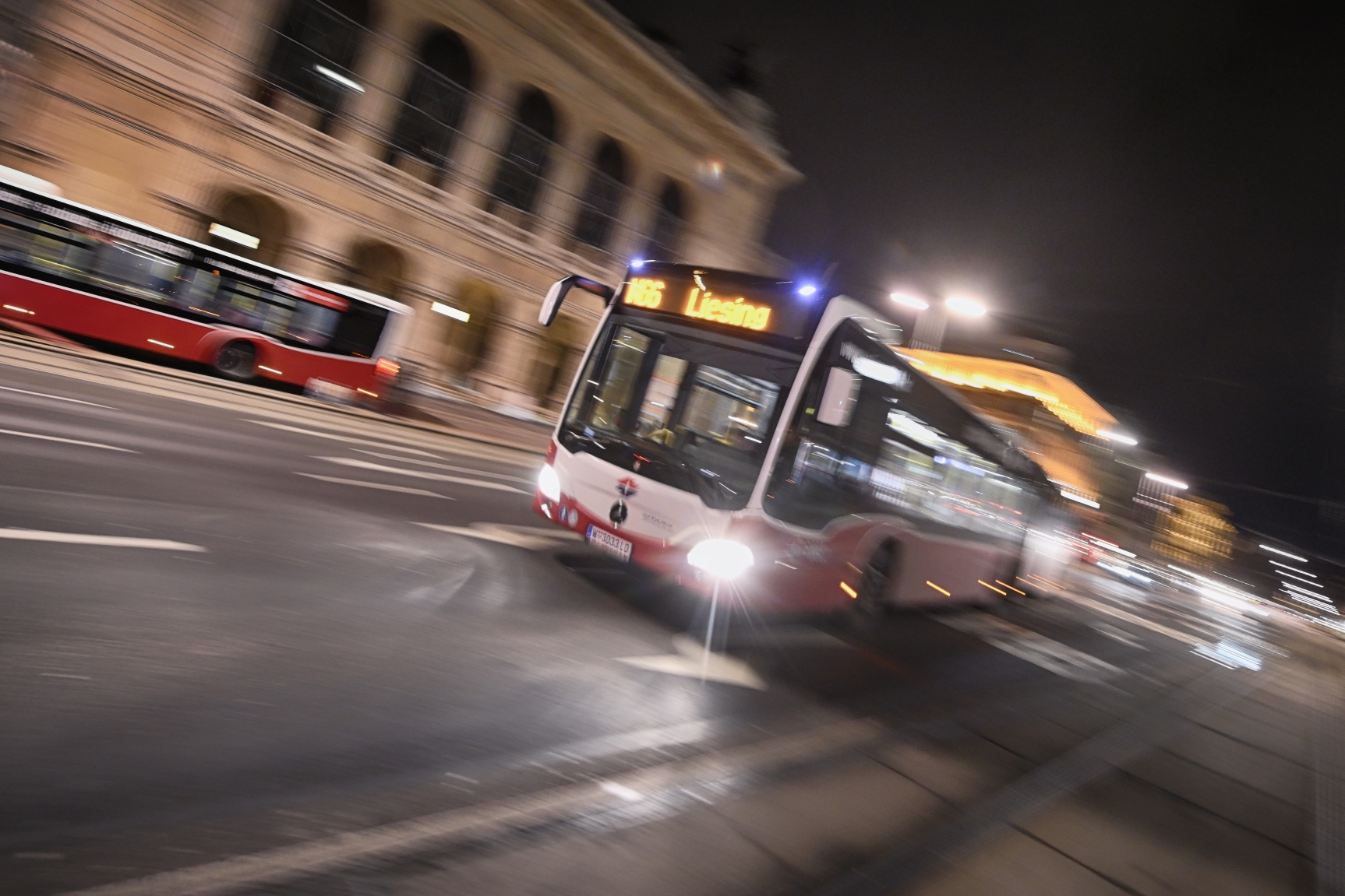 Nachtbus der Wiener Linien bei der Oper