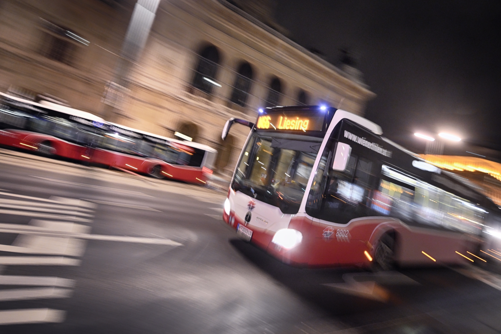 Nachtbus der Wiener Linien bei der Oper