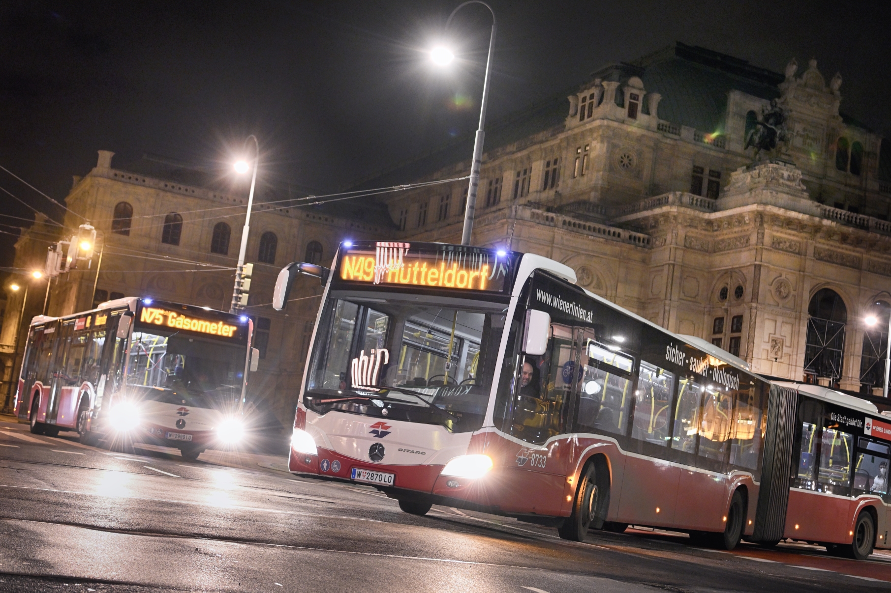 Nachtbus der Wiener Linien bei der Oper