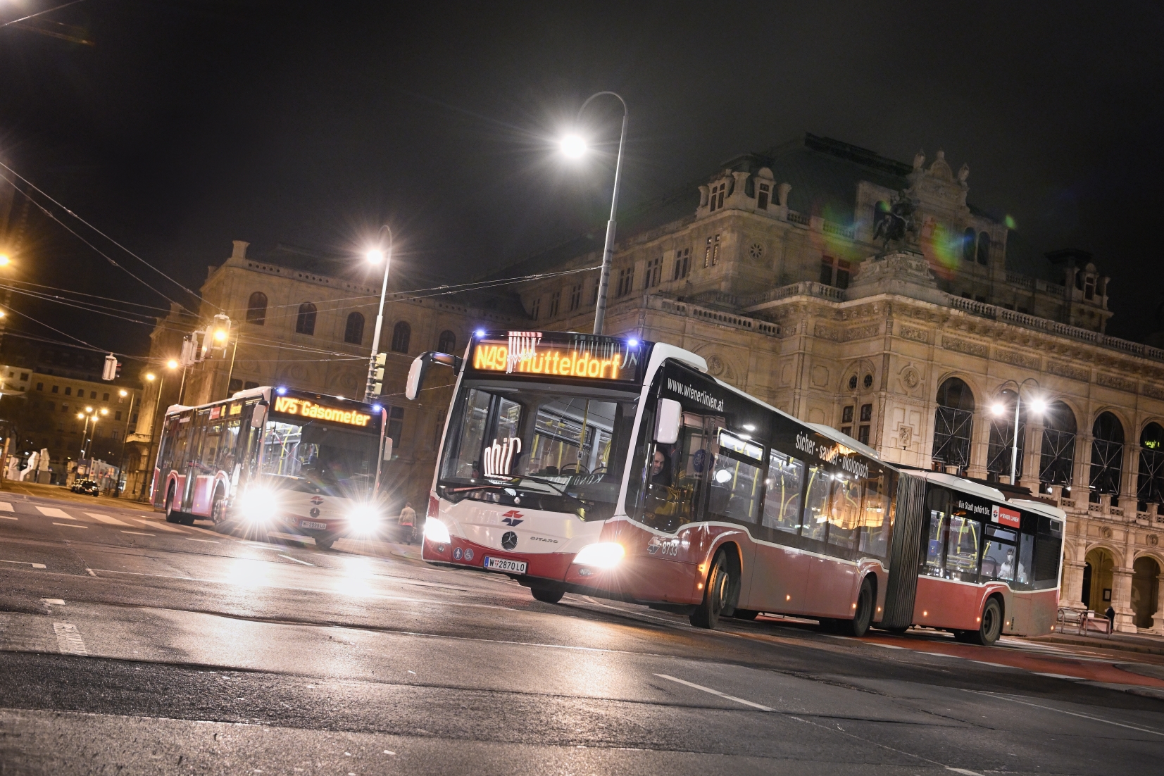 Nachtbus der Wiener Linien bei der Oper