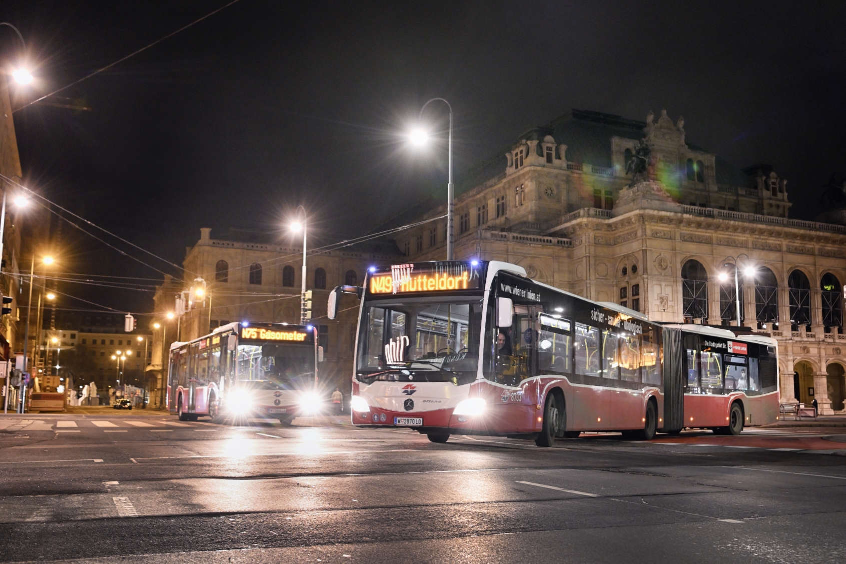 Nachtbus der Wiener Linien bei der Oper