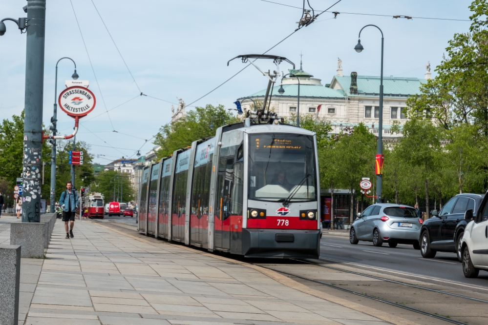 Ulf Linie 1 am Dr.karl Renner Ring Fahrtrichtung Stefan Fadinger Platz