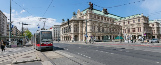 Ulf der Linie 71 bei der Station Ring Oper