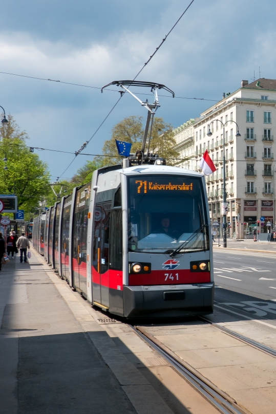 Ulf der Linie 71 bei der Station Ring Oper