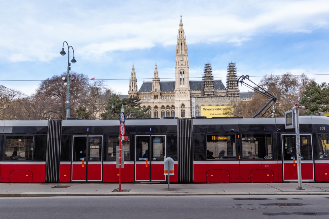 Flexity Linie 71 vor dem Rathaus