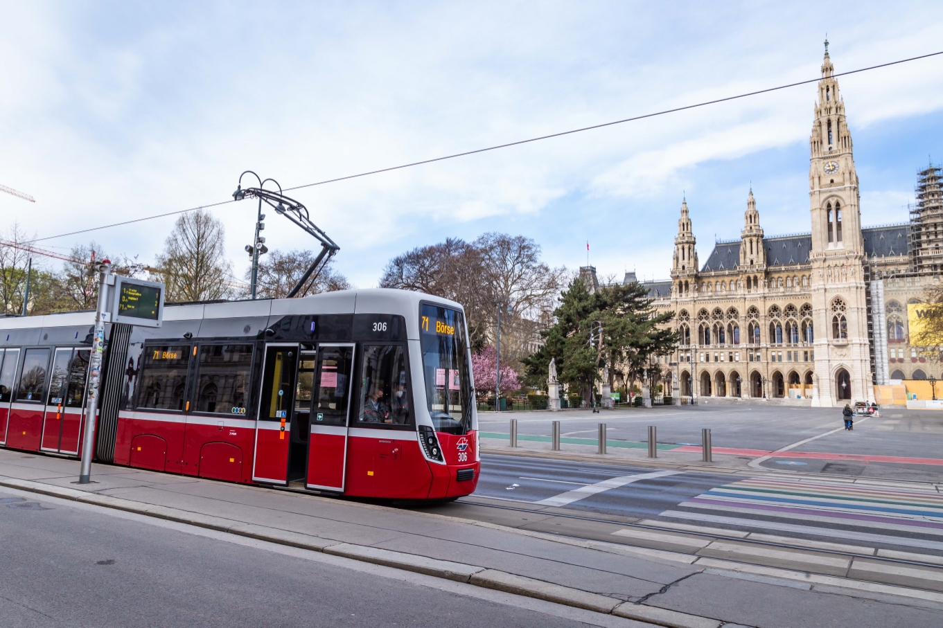 Flexity Linie 71 vor dem Rathaus