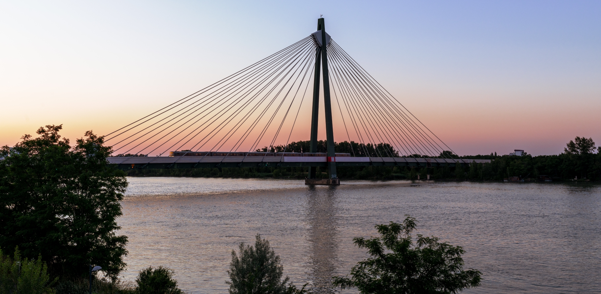 Die Linie U2 überquert die Donau auf der Donaustadtbrücke