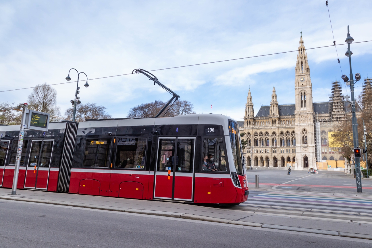 Flexity Linie 71 vor dem Rathaus