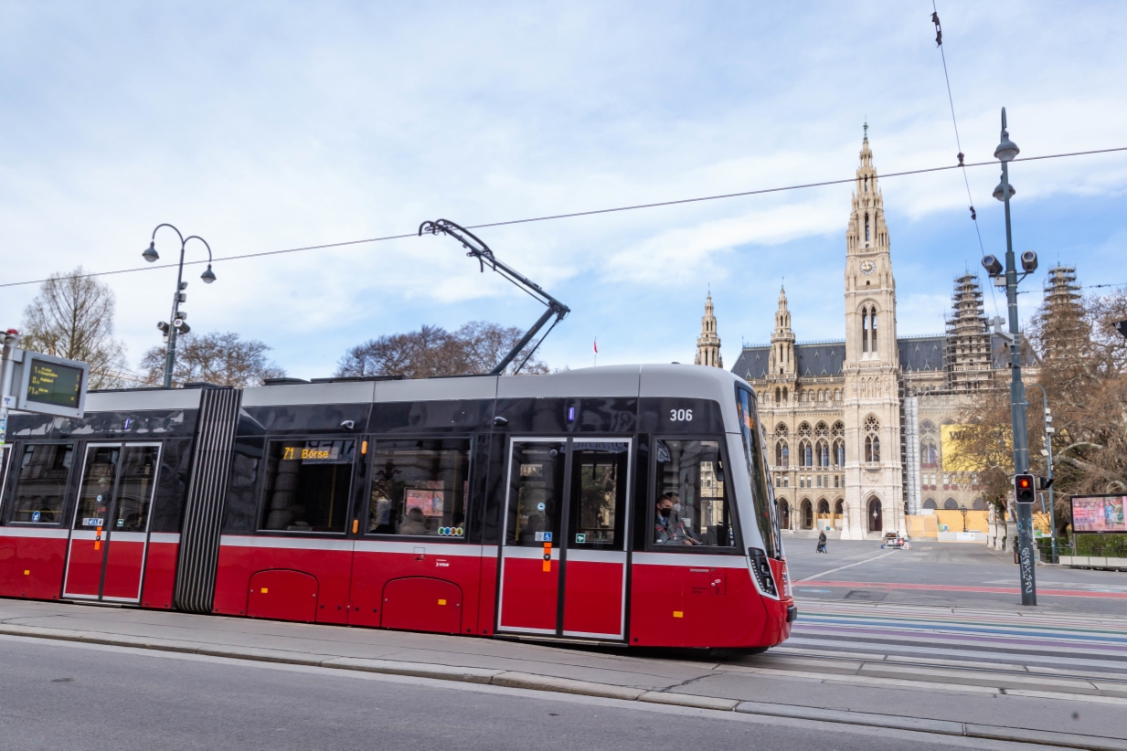 Flexity Linie 71 vor dem Rathaus