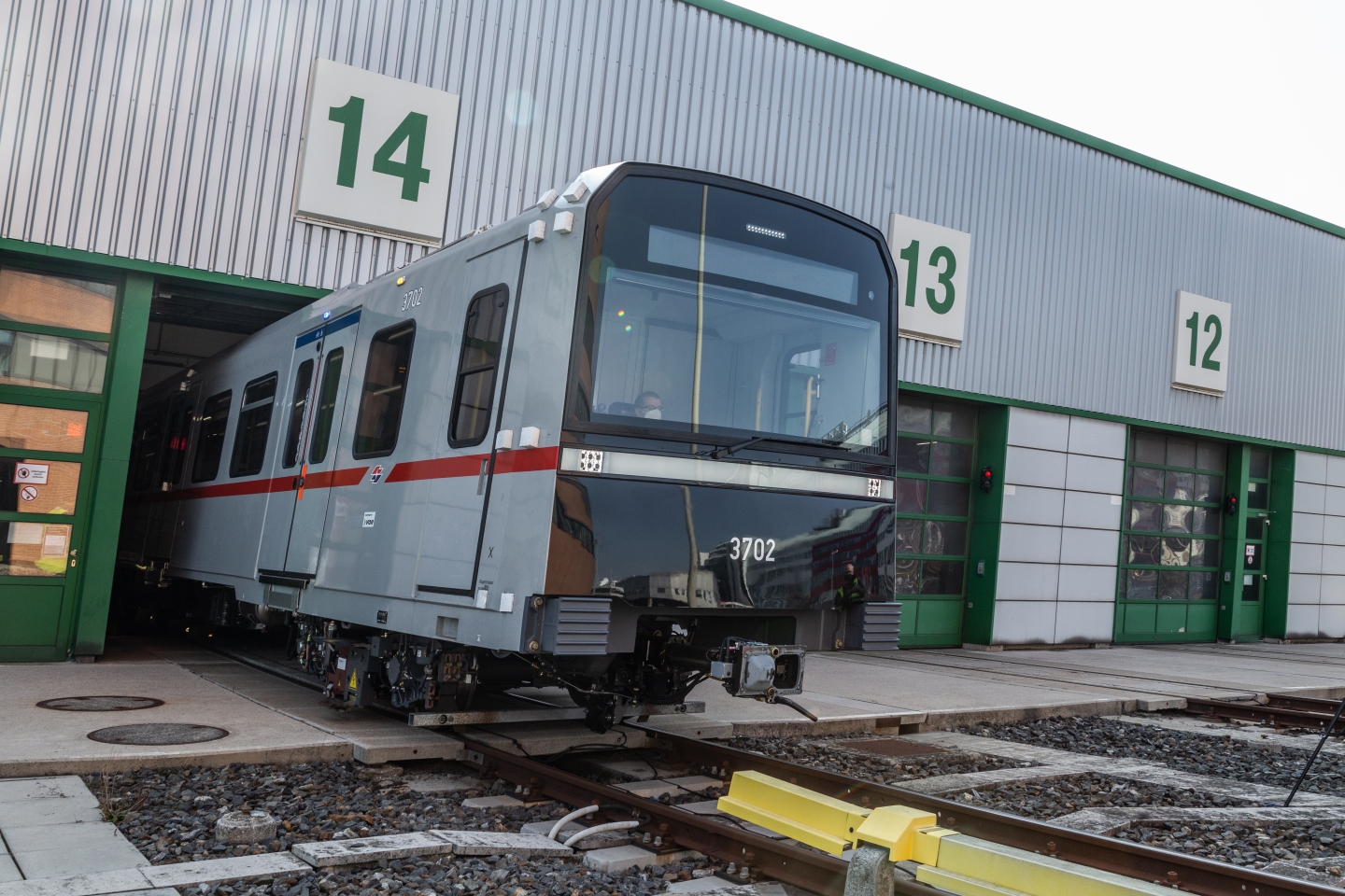 U-Bahn X-Wagen FeliX am Bahnhof Erdberg Ausfahrt aus Halle