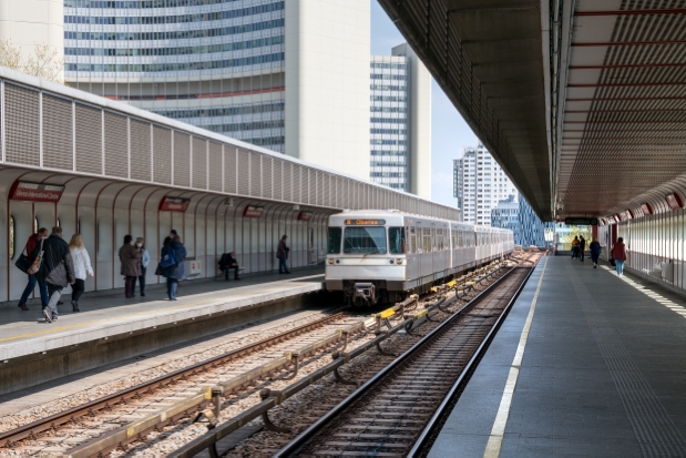 U-Zug der Linie U1 in der Station Kaisermühlen, Vienna International Center