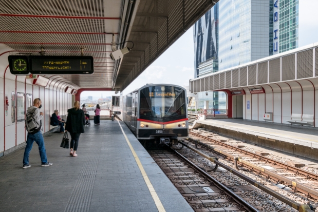 V-Zug der Linie U1 in der Station Kaisermühlen, Vienna International Center