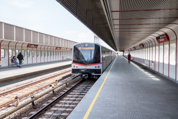 U-Zug der Linie U1 in der Station Kaisermühlen, Vienna International Center