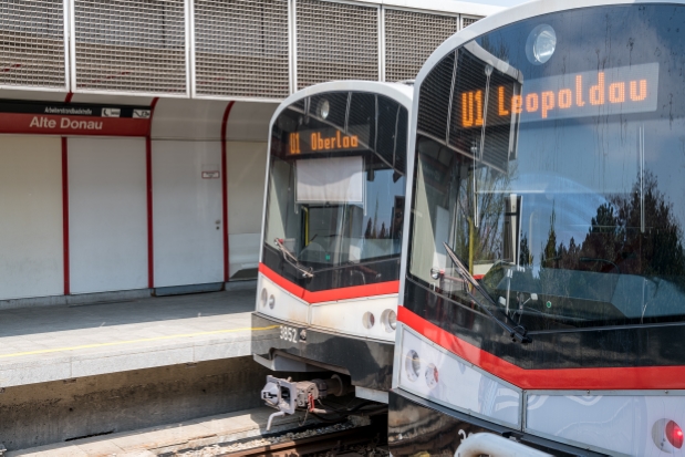 V-Züge der Linie U1 in der Station Kaisermühlen - Vienna International Center