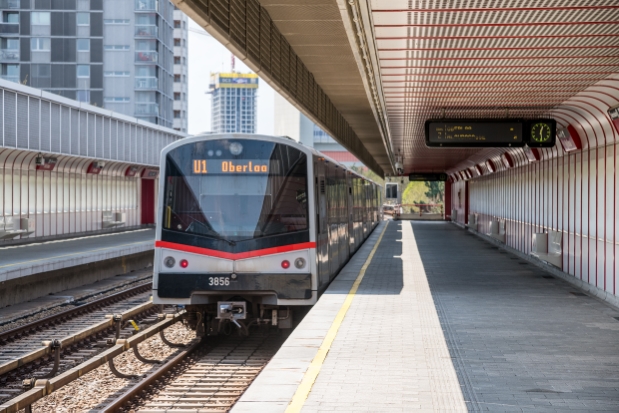 V-Zug der Linie U1 in der Station Kaisermühlen, Vienna International Center