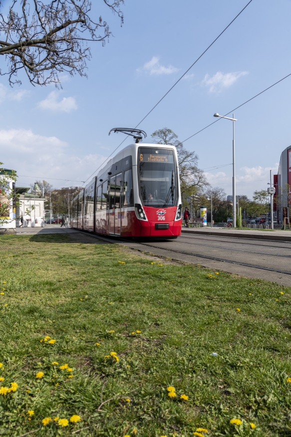 Flexity Linie 6 Fahrtrichtung Burggasse-Stadthalle