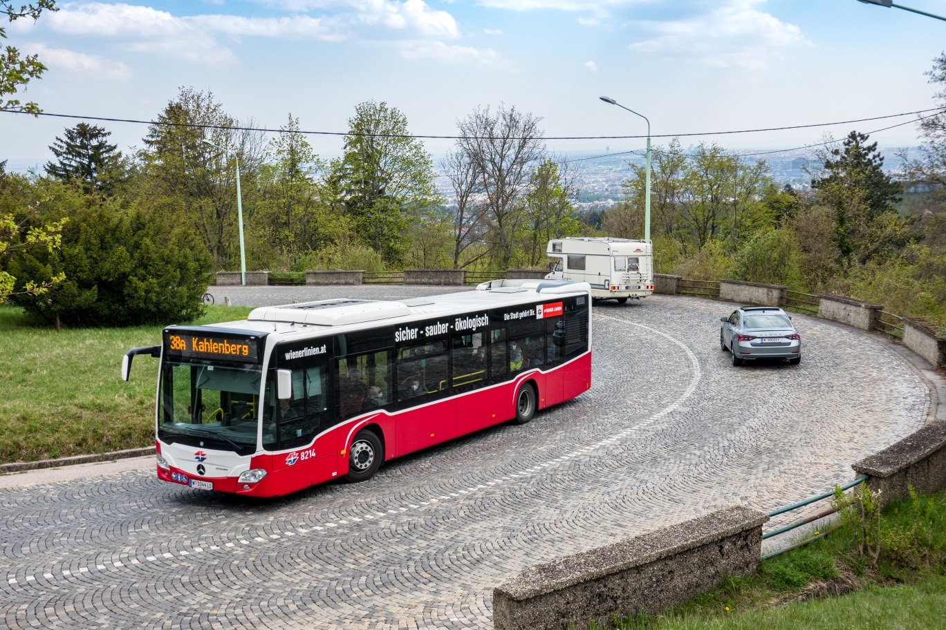 Bus Linie 38A iauf der Höhenstraße Fahrtrichtung Kahlenberg