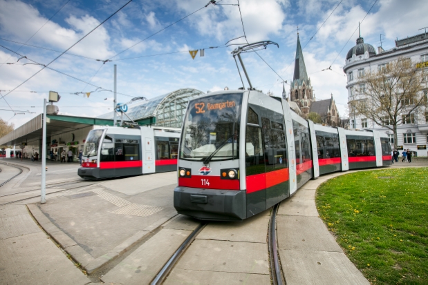 Ulf Linien 52 und 60 am Westbahnhof Fahrtrichtung Baumgarten