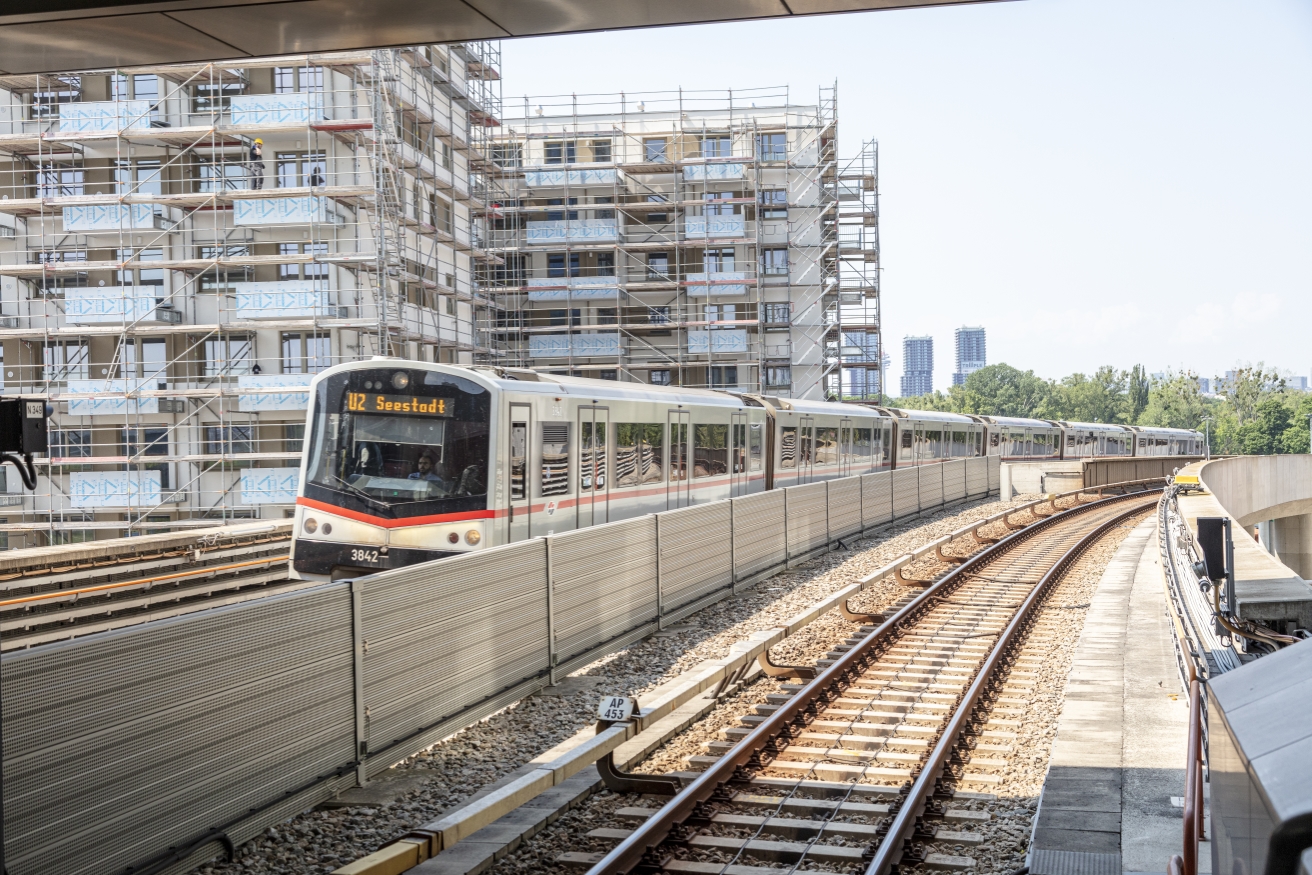 ein V-Zug kurz vor der U2-Station Donaumarina