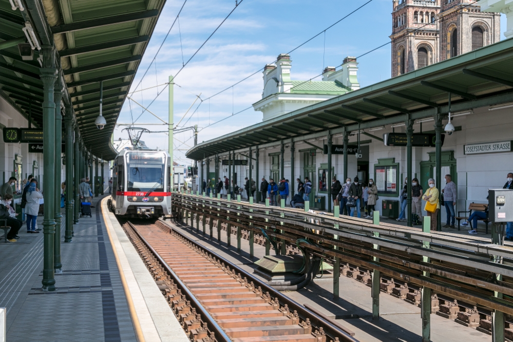 Die Linie U6 in der Haltestelle Josefstädter Straße