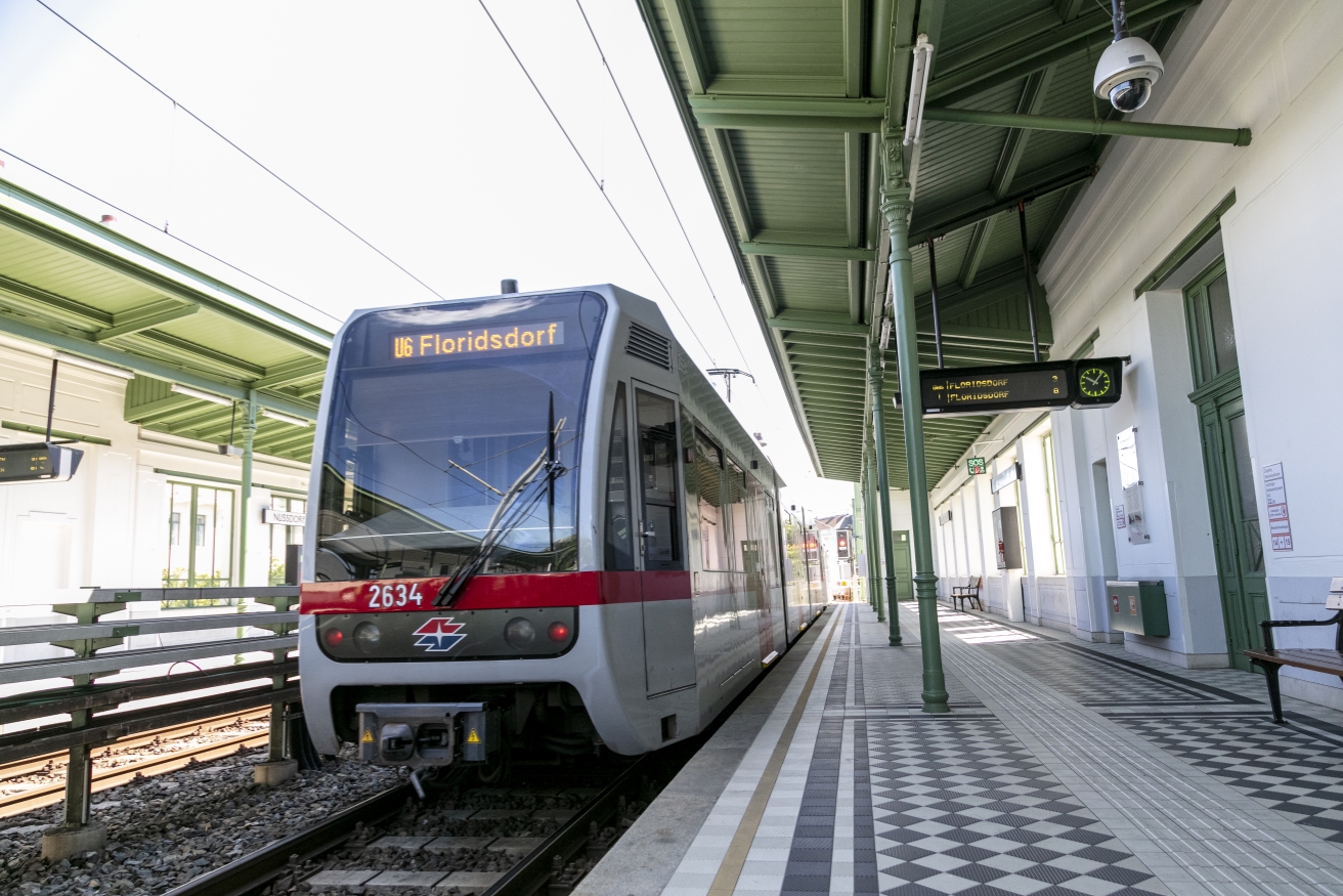 Die Linie U6 in der Station Nußdorfer Straße Fahrtrichtung Floridsdorf