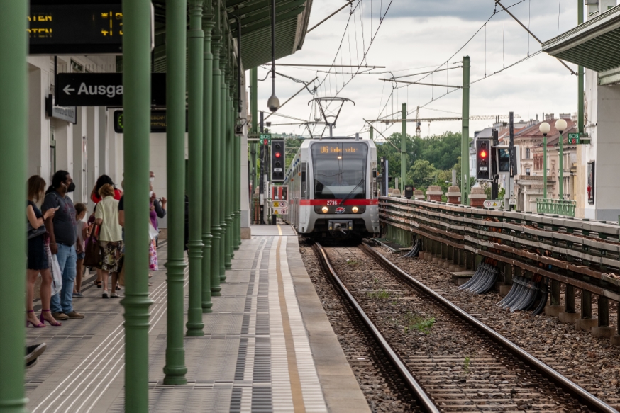 Die Linie U6 in der Haltestelle Währingerstraße Volksoper